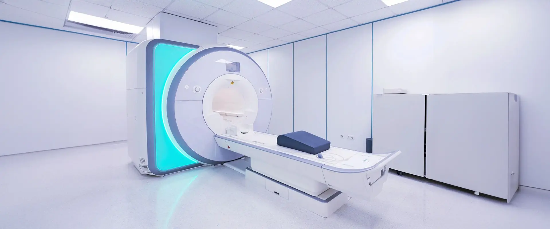 A room with a large mri machine and a bed.